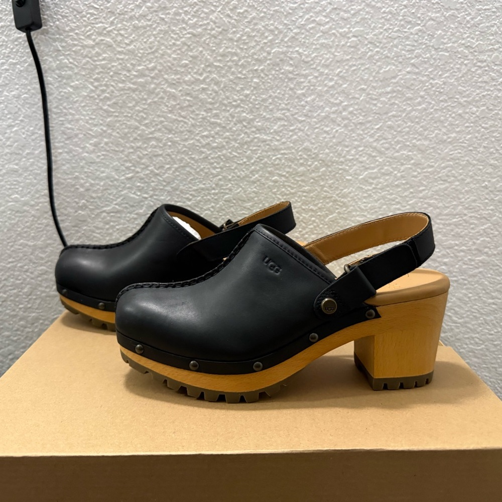UGGs NWT Women’s size 8 Black Leather Lanni Clogs Mules Wooden Heel Cute💖